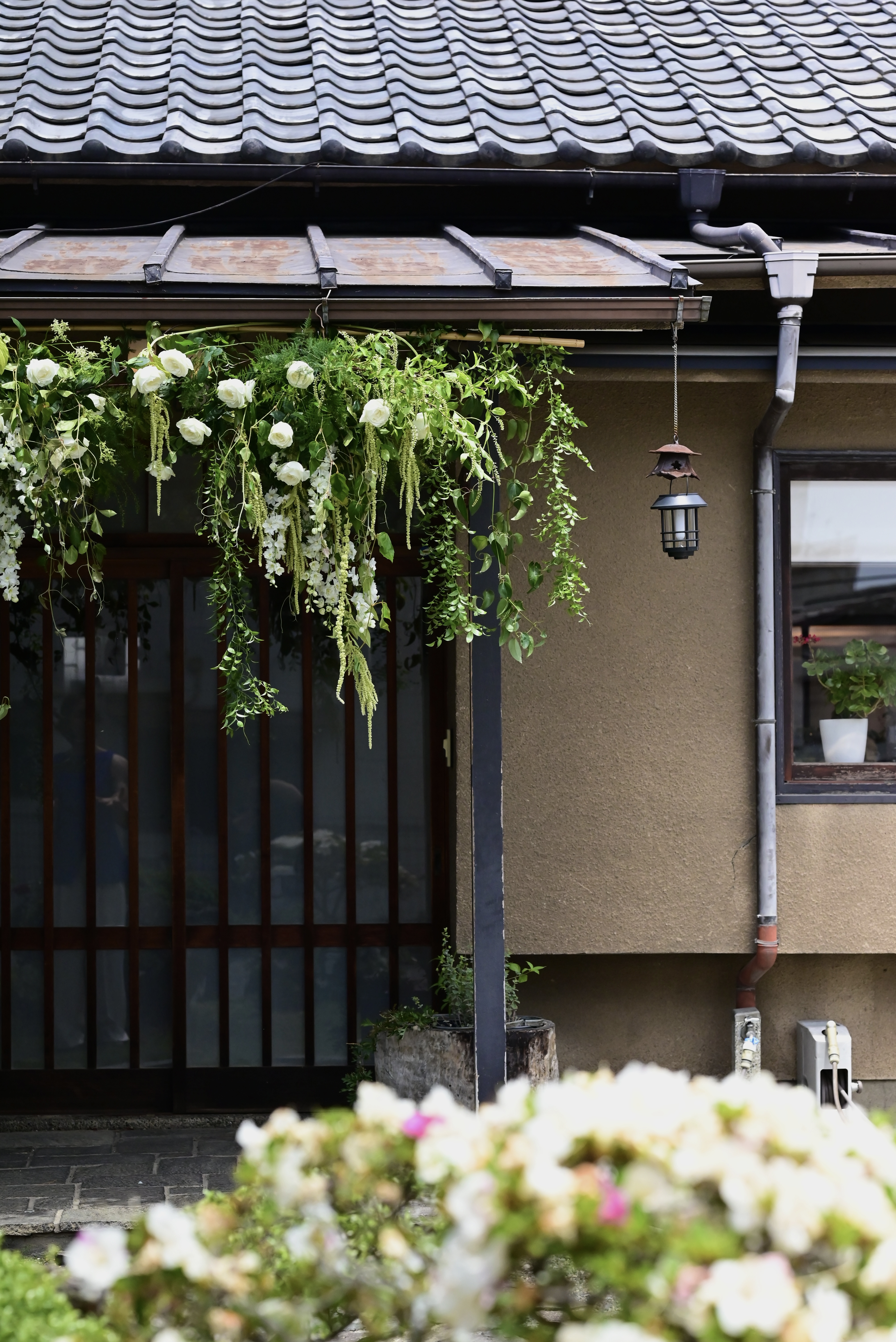 植栽作例 — 和風建築の吊り下げ装花
